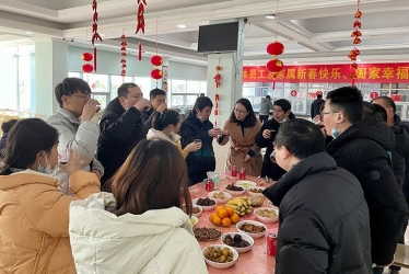 大年夜，新倉(cāng)鎮(zhèn)黨委書記與留平職工共迎新春佳節(jié)